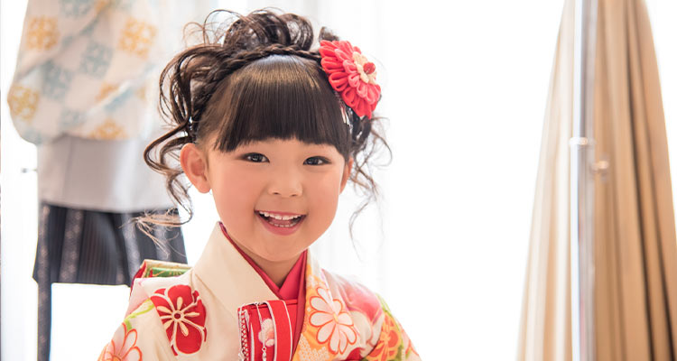 七五三のヘアメイク|プロに依頼する?自分でする?