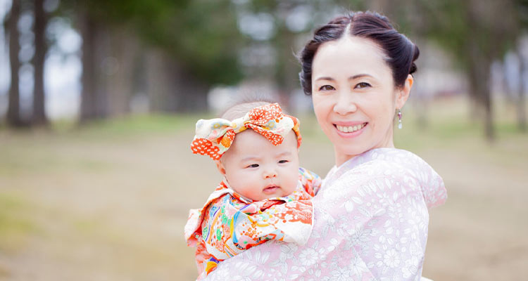 お宮参りの着物はレンタルが便利?母親の着物選びやレンタルの注意点も解説