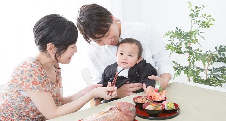 お宮参りの着物はレンタルが便利?母親の着物選びやレンタルの注意点も解説